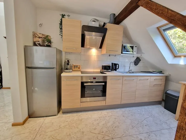 Loft-Studio mit Holzbalken 3
